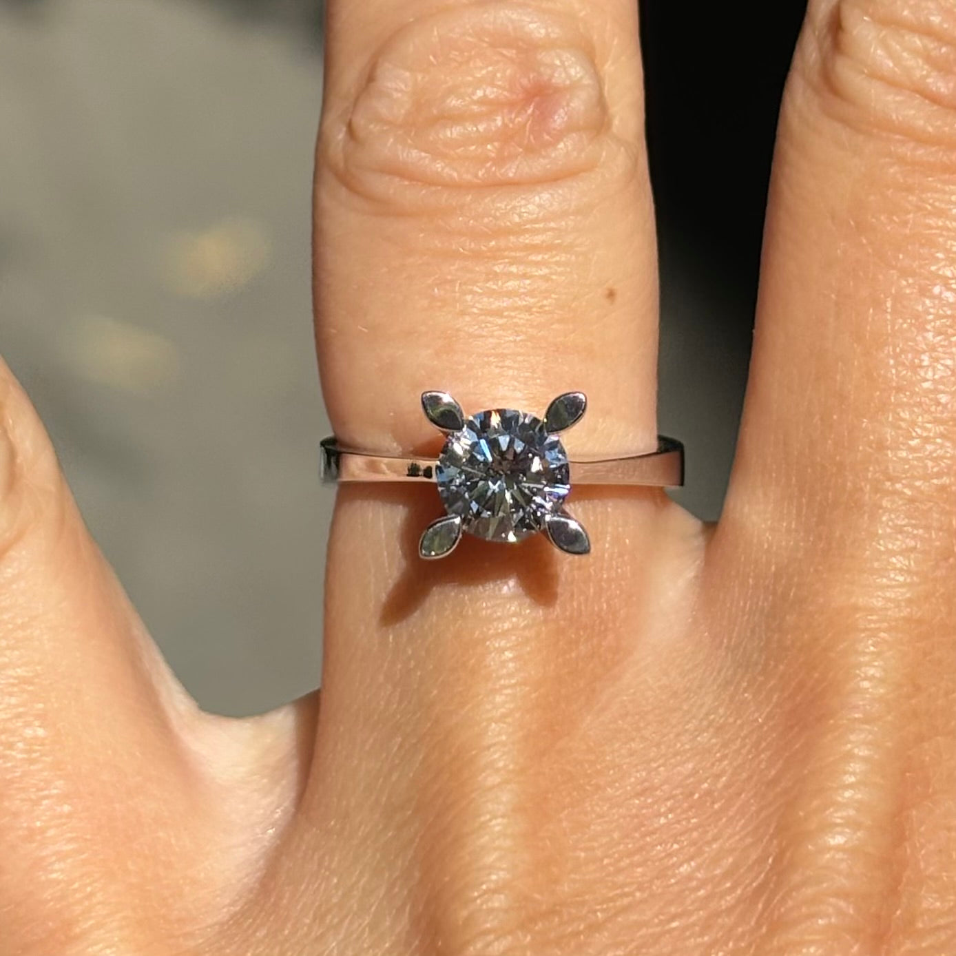 Дамски пръстен бяло злато с диамант с инвестиционна стойност 1.05 подходящ за годежен пръстен и пръстен за диамантена сватба